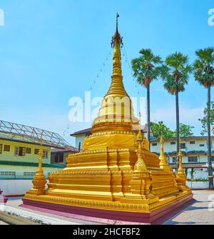 Le Chedi d'or de Wat Sai Moon Myanmar temple est surmonté d'un beau parapluie hti et entouré de mini chedis, relié au sommet du m Banque D'Images