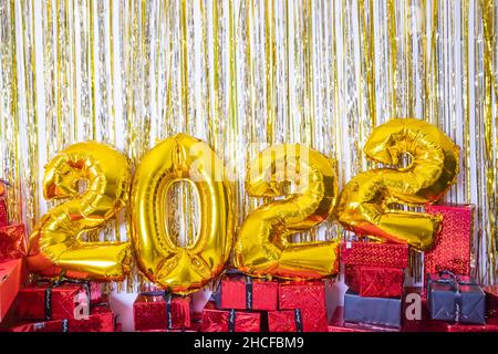 2022 ballons dorés avec bouteille de champagne et confetti.Bonne année et concept festif. Banque D'Images