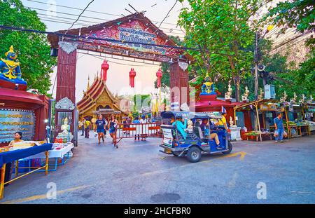 CHIANG MAI, THAÏLANDE - 4 MAI 2019 : le tuk-taxi amena les passagers à la porte de Wat Sri Suphan (Temple d'argent), décoré de lanter rouge de Lanna Banque D'Images