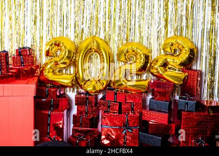 2022 ballons dorés avec bouteille de champagne et confetti.Bonne année et concept festif. Banque D'Images