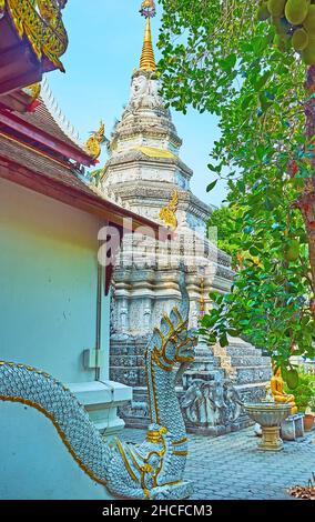 Le temple cheddi de Wat Phan Waen, orné derrière les sculptures du crocodile de Makara et du serpent de Naga, gardait le viharn du temple, Chiang Mai, le th Banque D'Images