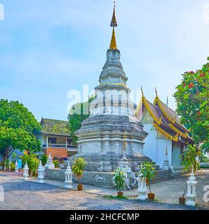 L'exceptionnel temple octogonal historique de cheddi de Wat Phan Waen avec des décorations uniques en stuc, des sculptures d'animaux, des créatures Deva, à quatre têtes BU Banque D'Images