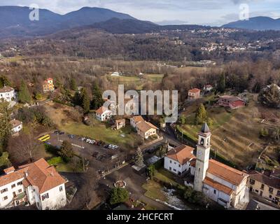 Vue aérienne du petit village italien Cassano Valcuvia en hiver, situé dans la province de Varèse, Lombardie, Italie Banque D'Images