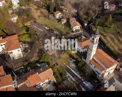 Vue aérienne du petit village italien Cassano Valcuvia en hiver, situé dans la province de Varèse, Lombardie, Italie Banque D'Images