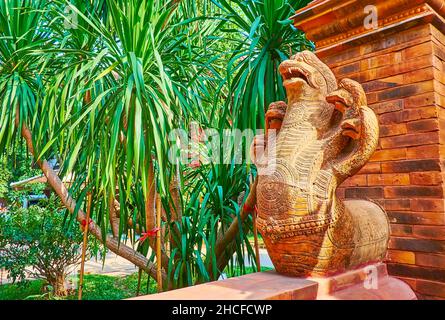 CHIANG MAI, THAÏLANDE - 4 MAI 2019: La belle sculpture en terre cuite du serpent naga à cinq têtes dans le jardin de Baan Phor Liang Meun terracotta Arts H Banque D'Images