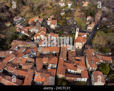 Vue aérienne du petit village italien Cassano Valcuvia en hiver, situé dans la province de Varèse, Lombardie, Italie Banque D'Images