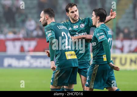 Varsovie, Pologne.15th décembre 2021.Rafael Lopes (L), Yuri Ribeiro (C), Josue Pesqueira (R) de Legia fêtent un but lors du match de la Ligue PKO Ekstraklasa entre Legia Warszawa et Zaglebie Lubin au Maréchal Jozef Pilsudski Legia Warsaw Municipal Stadium.(score final; Legia 4:0 Zaglebie Lubin Warszawa).Crédit : SOPA Images Limited/Alamy Live News Banque D'Images