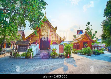 Le Viharn, Ubosot et la Ho Trai (bibliothèque) du Wat Muen Ngoen Kong, Chiang Mai, Thaïlande Banque D'Images