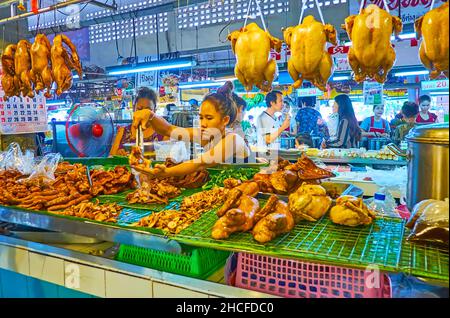 CHIANG MAI, THAÏLANDE - 4 MAI, 2019: La section de la nourriture du marché de Tanin offre poulet fumé épicé, grillé au charbon et porc frits, le 4 mai Banque D'Images