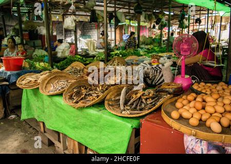 Une cale d'œufs frais et de nourriture sèche ou salée, dans le marché de Nyaung shwe, près du lac Inle Myanmar Banque D'Images