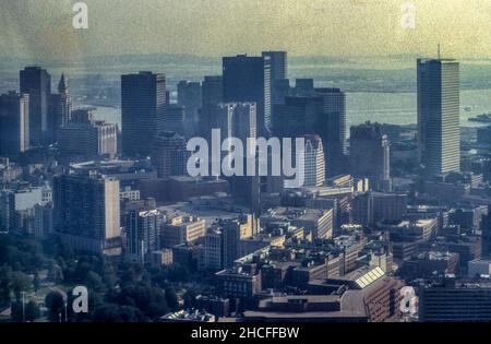 1990 image d'archive de la ligne d'horizon du centre-ville de Boston, Massachusetts, vue depuis le sommet de la tour John Hancock. Banque D'Images