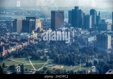 1990 image d'archive de Boston Common et de la ligne d'horizon de Boston, Massachusetts, vue depuis le sommet de la tour John Hancock. Banque D'Images