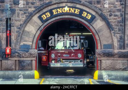 1990 image d'archive du foyer historique Engine 33 sur Boylston Street dans la région de Back Bay à Boston, Massachusetts. Banque D'Images