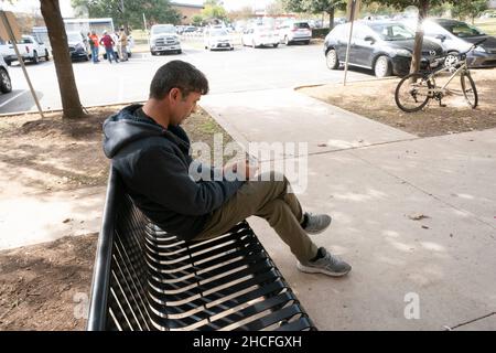 Austin, Texas, États-Unis.9th décembre 2021.Les réfugiés afghans attendent des rendez-vous avec des travailleurs de cas dans le nord d'Austin.Pendant trois mois, les réfugiés fuyant la tourmente en Afghanistan continuent d'être réinstallés au Texas avec de nombreux hommes seuls, de grandes familles avec enfants effrayés parmi des dizaines d'appartements à Austin, Texas.Les groupes confessionnels se sont intensifiés pour coordonner les efforts visant à fournir des maisons à des centaines de réfugiés.(Image de crédit : © Bob Daemmrich/ZUMA Press Wire) Banque D'Images