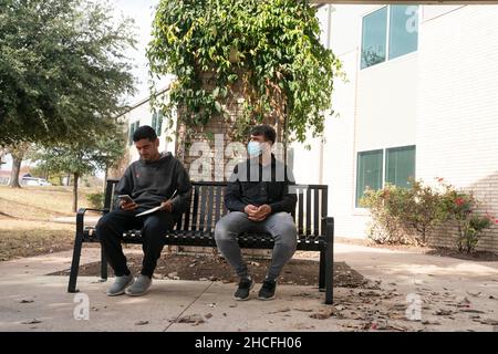 Austin, Texas, États-Unis.9th décembre 2021.Les réfugiés afghans attendent des rendez-vous avec des travailleurs de cas dans le nord d'Austin.Pendant trois mois, les réfugiés fuyant la tourmente en Afghanistan continuent d'être réinstallés au Texas avec de nombreux hommes seuls, de grandes familles avec enfants effrayés parmi des dizaines d'appartements à Austin, Texas.Les groupes confessionnels se sont intensifiés pour coordonner les efforts visant à fournir des maisons à des centaines de réfugiés.(Image de crédit : © Bob Daemmrich/ZUMA Press Wire) Banque D'Images