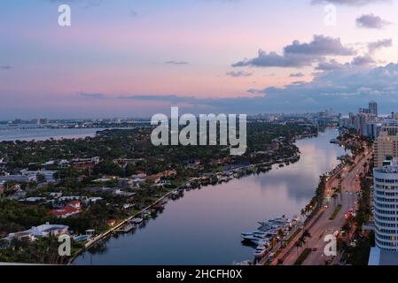 Vue aérienne d'Indian Creek au crépuscule à Miami, Floride Banque D'Images