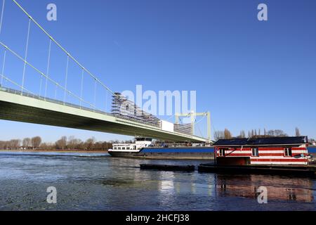 Autobahnbrücke Rodenkirchen über den Rhein, Nordrhein-Westfalen, Deutschland, Köln Banque D'Images