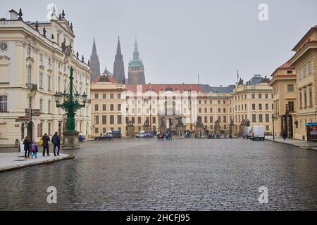 PRAGUE, RÉPUBLIQUE TCHÈQUE, 29 OCTOBRE 2018 : porte Matthias du nouveau Palais Royal (Novy kralovsky palac) avec statues des géants de Wrestling dans le château de Prague HR Banque D'Images