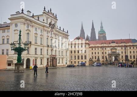 PRAGUE, RÉPUBLIQUE TCHÈQUE, 29 OCTOBRE 2018 : porte Matthias du nouveau Palais Royal (Novy kralovsky palac) avec statues des géants de Wrestling dans le château de Prague HR Banque D'Images