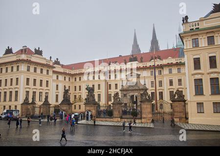 PRAGUE, RÉPUBLIQUE TCHÈQUE, 29 OCTOBRE 2018 : porte Matthias du nouveau Palais Royal (Novy kralovsky palac) avec statues des géants de Wrestling dans le château de Prague HR Banque D'Images