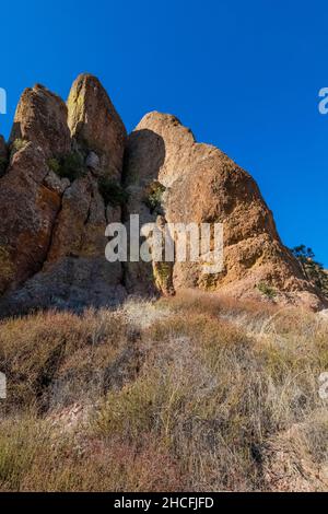 Pinnacles formations volcaniques, faites de brèche volcanique érodée, vues de High Peaks Trail dans le parc national de Pinnacles, Californie, États-Unis Banque D'Images