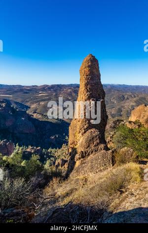 Pinnacles formations volcaniques, faites de brèche volcanique érodée, vues de High Peaks Trail dans le parc national de Pinnacles, Californie, États-Unis Banque D'Images