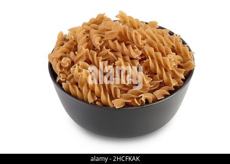 Pâtes de Wolegrain fusilli de blé dur dans un bol isolé sur fond blanc avec passe-cheveux et pleine profondeur de champ. Banque D'Images