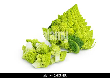 Chou de brocoli romanesco ou chou-fleur romain isolé sur fond blanc avec un chemin d'écrêtage et une pleine profondeur de champ Banque D'Images