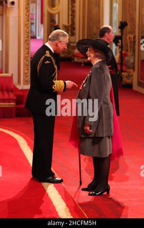 Photo du dossier datée du 13/12/12 d'avril Ashley étant fait membre de l'Empire britannique (MBE) par le Prince de Galles lors d'une cérémonie d'investiture à Buckingham Palace dans le centre de Londres.Hommages ont été payés à la mannequin, actrice et activiste transgenre April Ashley,L'un des premiers Britanniques à subir une chirurgie de changement de sexe, qui est décédé à l'âge de 86 ans.Date de publication : le mardi 28 décembre 2021. Banque D'Images