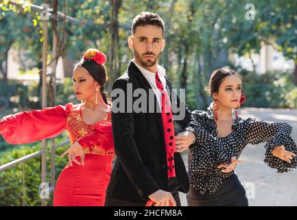 Trois personnes en robe traditionnelle flamenco danse flamenco en plein air Banque D'Images