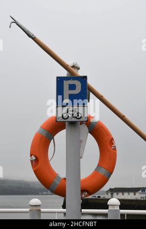 Panneau de stationnement bleu pour les voitures et les vélos sur un panneau avec une bouée orange à Broughty Ferry, Dundee, Écosse. Banque D'Images