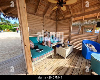 Bahamas - 7 décembre 2021: Une belle femme dans un Cabana à Coco Cay qui est Royal Caribbean Cruise Lines RCL île privée dans les Bahamas. Banque D'Images