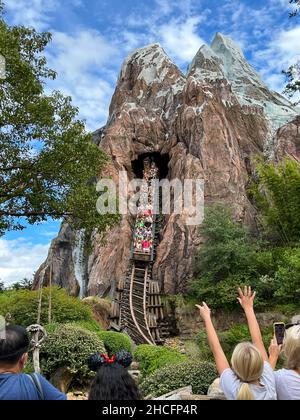 Orlando, FL USA - 13 décembre 2021 : l'Everest Roller Coaster Ride à Animal Kingdom dans Disney World. Banque D'Images