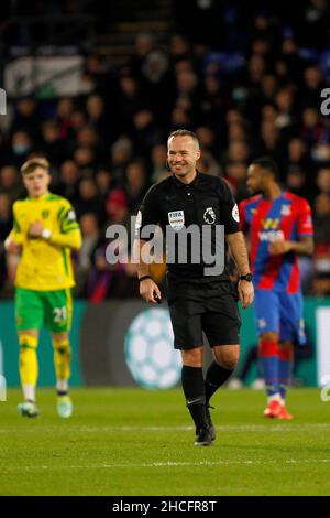 Londres, Royaume-Uni.28th décembre 2021.Arbitre, Paul Tierney lors du match de la Premier League entre Crystal Palace et Norwich City à Selhurst Park, Londres, Angleterre, le 28 décembre 2021.Photo de Carlton Myrie.Utilisation éditoriale uniquement, licence requise pour une utilisation commerciale.Aucune utilisation dans les Paris, les jeux ou les publications d'un seul club/ligue/joueur.Crédit : UK Sports pics Ltd/Alay Live News Banque D'Images