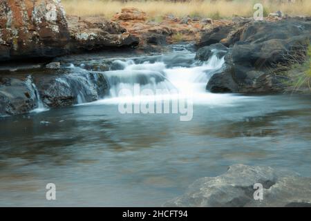 Belle vue sur les petites cascades qui coulent dans les rivières en Afrique du Sud Banque D'Images