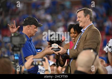 Dallas, Texas, États-Unis.28 décembre 2021: L'entraîneur de football de la tête des Falcons de l'armée de l'air Troy Calhoun obtient le trophée après avoir remporté le match du bol des premiers répondants ServPro entre la US Air Force Academy et les Cardinals de l'université de Louisville au stade Gerald J. Ford à Dallas, Texas.La Force aérienne mène la première moitié contre Louisville, 31-28.Patrick Green/CSM Credit: CAL Sport Media/Alay Live News Banque D'Images