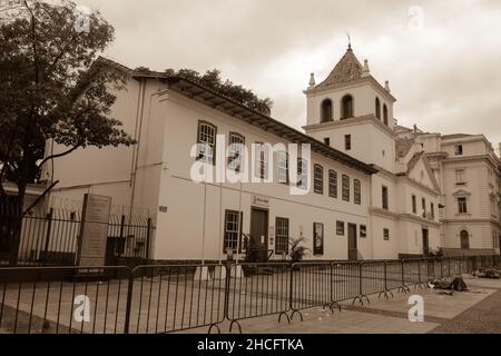 Sepia filtre vue de Pateo do Colegio bâtiment ancienne église à Sao Paulo, Brésil avec un ciel nuageux Banque D'Images