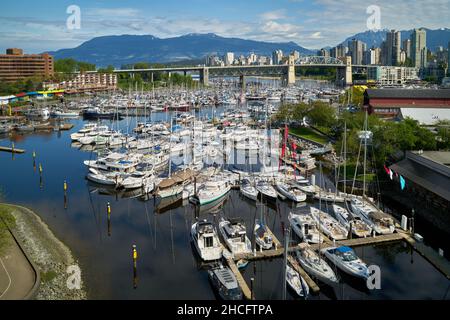 Vancouver (Colombie-Britannique), Canada – le 6 mai 2018.Port de plaisance de Granville Island, angle élevé.Vue panoramique sur le port de plaisance de Granville Island sur un aterno ensoleillé Banque D'Images
