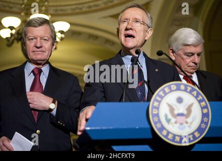 C Washington, États-Unis.24th décembre 2009.DC C le sénateur Max Baucus (D-MT), à gauche, le leader de la majorité au Sénat Harry Reid (D-NV), au centre, et le sénateur Chris Dodd (D-CT), à droite, parlent à la presse après l'adoption du projet de loi de réforme des soins de santé.Crédit photo: Kristoffer Tripplaar/ crédit: SIPA USA/Alamy Live News Banque D'Images