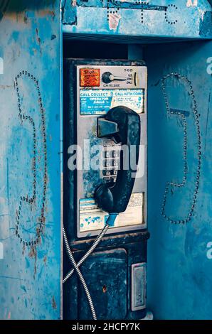 Un téléphone public à pièces appelé également téléphone public est accroché au mur à l'extérieur de Coden Grocery, le 27 décembre 2021, à Coden, en Alabama. Banque D'Images