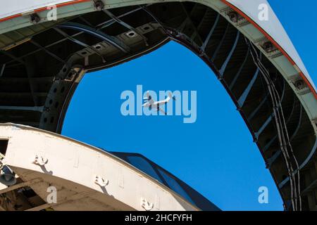 En regardant à travers la visière ouverte d'un C-5M Super Galaxy, un C-17 Globemaster III vole au-dessus après avoir terminé un atterrissage par toucher et aller lors d'un vol d'entraînement local à la base aérienne de Douvres, Delaware, le 20 décembre 2021.Treize C-17s sont affectés à la Douvres AFB, ainsi que 18 C-5ms qui fournissent 20 pour cent de la capacité de transport aérien surdimensionnée du pays.(É.-U.Photo de la Force aérienne par Roland Balik) Banque D'Images