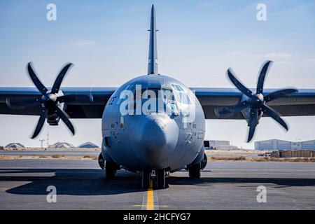 Un Super Hercules C-130J de la Force aérienne des États-Unis affecté à l'escadron de transport aérien expéditionnaire 61st arrive sur la ligne aérienne à la base aérienne Ali Al Salem, au Koweït, le 22 novembre 2021.L’ASAB est connu sous le nom de Theatre Gateway du Commandement central des États-Unis et est capable de répondre aux imprévus par des opérations de transport aérien tactique.(É.-U.Photo de courtoisie de la Force aérienne par 1st Lt Nathan Lowe) Banque D'Images