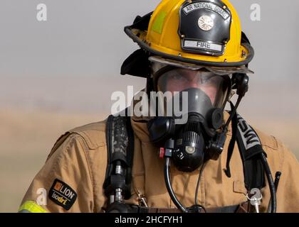 Un pompier de la Garde nationale aérienne américaine affecté à l'escadre expéditionnaire aérienne de 386th réagit à une situation d'urgence simulée lors d'un exercice à la base aérienne Ali Al Salem, au Koweït, le 26 mars 2021.Les exercices d’entraînement conduisent les aviateurs à s’habituer à opérer dans le spectre de leur carrière et à s’assurer qu’ils sont prêts à partir à l’avance.(É.-U.Photo de la Force aérienne par Kristine Legate, un homme d'aviation principal) Banque D'Images