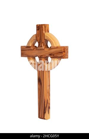 Crucifix en bois isolé sur fond blanc Banque D'Images