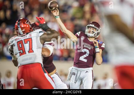 Memphis, Tennessee, États-Unis.28th décembre 2021.Le quartier des Bulldogs de l'État du Mississippi Will Rogers (2) jette un laissez-passer lors du AutoZone Liberty Bowl de 63rd entre les Mississippi State Bulldogs et les Texas Tech Red Raiders au stade Liberty Bowl Memorial Stadium de Memphis, Tennessee.Prentice C. James/CSM/Alamy Live News Banque D'Images