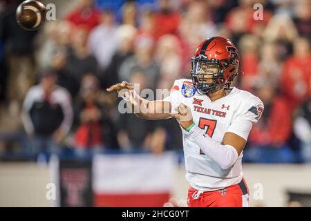 Memphis, Tennessee, États-Unis.28th décembre 2021.Donovan Smith (7), le quartier des Red Raiders de Texas Tech, jette un pass lors du AutoZone Liberty Bowl de 63rd entre les Bulldogs de l'État du Mississippi et les Red Raiders de Texas Tech au Liberty Bowl Memorial Stadium de Memphis, Tennessee.Prentice C. James/CSM/Alamy Live News Banque D'Images