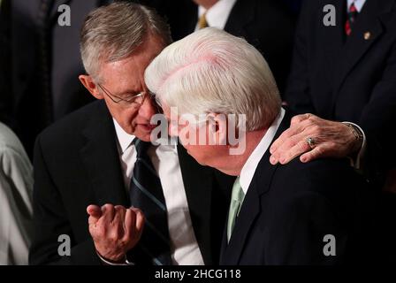 Washington, DC.21st juillet 2010.Le leader de la majorité au Sénat des États-Unis Harry Reid (D-NV) (L) parle avec le sénateur américain Chris Dodd (R) (D-CT) avant que le président américain Barack Obama ait signé la loi Dodd-Frank Wall Street Reform and Consumer protection Act au bâtiment Ronald Reagan, le mercredi 21 juillet 2010 à Washington, DC.Le projet de loi est la plus forte réforme financière depuis la Grande Dépression et crée également un bureau de protection des consommateurs qui supervise les banques sur les pratiques de prêt hypothécaire et de carte de crédit.Crédit : Win McNamee - Pool via CNP/dpa/Alay Live News Banque D'Images