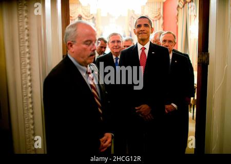 Washington, DC - le 9 septembre 2009 -- le président des États-Unis Barack Obama se tient sur une porte juste à côté de l'étage de la Chambre alors qu'il attend d'entrer dans la Chambre pour prendre la parole à la session conjointe du Congrès au Capitole des États-Unis à Washington, le 9 septembre 2009.À gauche se trouve le sergent d'armes du Sénat Terrance Gainer, et derrière le président se trouvent le chef républicain du Sénat Mitch McConnell du Kentucky et le chef de la majorité du Sénat Harry Reid du Nevada.Crédit obligatoire: Pete Souza - Maison Blanche via CNP Banque D'Images