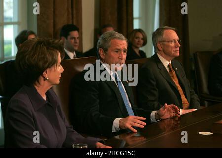 Le président des États-Unis George W. Bush rencontre le leadership bipartisan et bicaméral dans la salle du Cabinet de la Maison Blanche le 18 avril 2007.De gauche à droite : la Présidente de la Chambre des États-Unis Nancy Pelosi (démocrate de Californie), le Président Bush et le leader de la majorité au Sénat des États-Unis Harry Reid (démocrate du Nevada).Crédit : Dennis Brack/Pool via CNP Banque D'Images