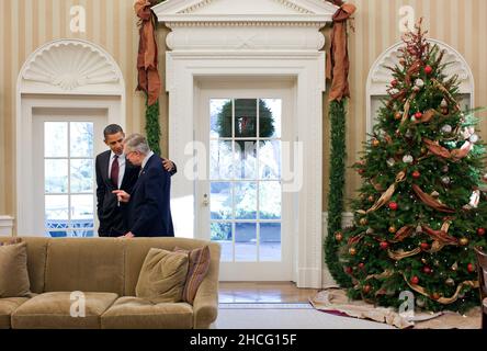 Washington, Vereinigte Staaten.04th décembre 2010.Le président américain Barack Obama s'entretient avec le chef de la majorité au Sénat américain Harry Reid (démocrate du Nevada) dans le Bureau ovale, le 4 décembre 2010.Crédit obligatoire : Pete Souza - Maison Blanche via CNP/dpa/Alay Live News Banque D'Images